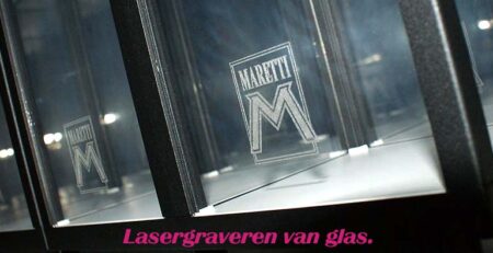Welkom YouTube-kanaal 3Dnaambord lasergravure voor een subtiele crèmekleurige tint op zwart acrylaat