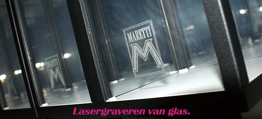 Welkom YouTube-kanaal 3Dnaambord lasergravure voor een subtiele crèmekleurige tint op zwart acrylaat