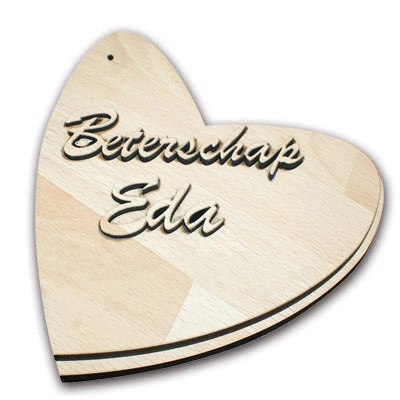 Hartvormig houten bordje van gelamineerd hout met 3D-tekst, perfect als cadeau of decoratie.