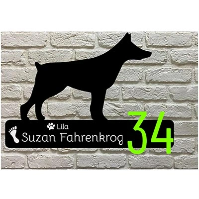 Manchester Terrier silhouet naambord van zwart acrylaat met crèmekleurige gravure en witte huisnummers aan de rechterkant