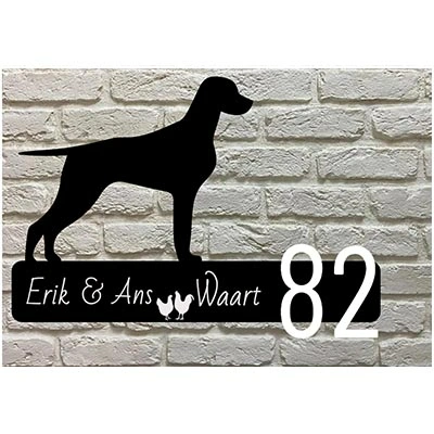 Pointer silhouet naambord van zwart acrylaat met crèmekleurige lasergravure en witte huisnummers rechts