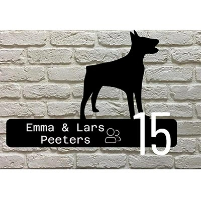 Dobermann silhouet naambord van zwart acrylaat met gegraveerde tekst en opgeplakte cijfers rechts