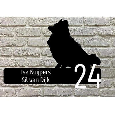 Corgi silhouet naambord van zwart acrylaat met crèmekleurige gravure en witte cijfers rechts op het bord