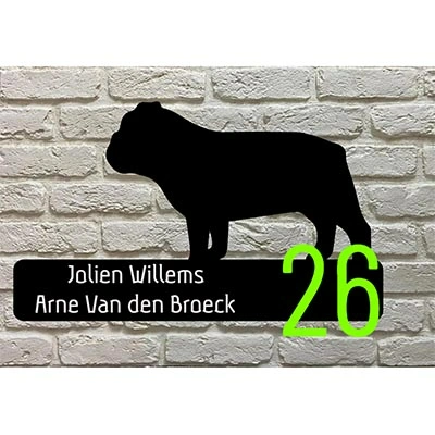 Engelse Bulldog silhouet naambord van zwart acrylaat met vaste witte huisnummers rechts